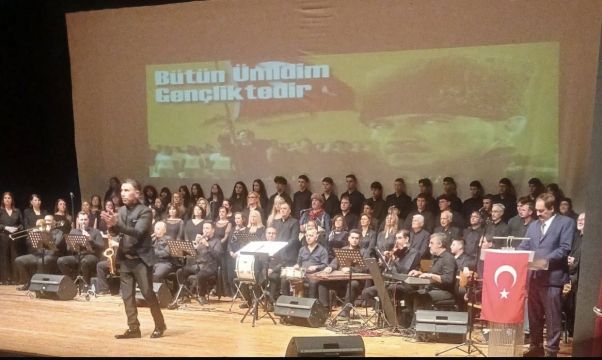 İZMİR’DE TARİH SAHNEYE TAŞINDI: “ÇANAKKALE’DEN KURTULUŞA” ORATORYOSUNA BÜYÜK İLGİ