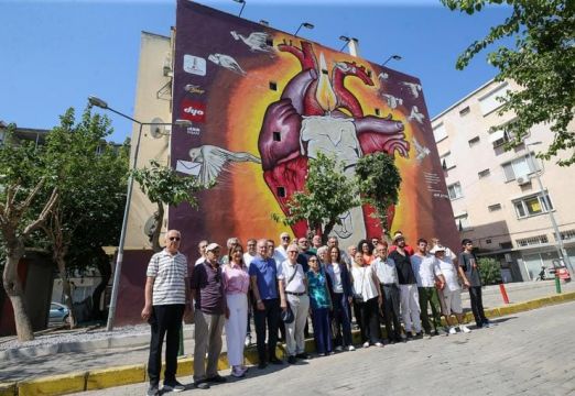 KARŞIYAKA'DA ANLAMLI AÇILIŞTA KONUŞAN ÇAKMAK: "METİN ALTIOK'UN DİZELERİ MURALDA HAYAT BULDU!"